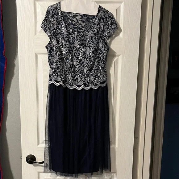 Elegant Navy and Silver Lace Cocktail Evening Dress - Picture 2 of 6